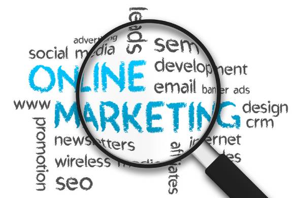 agencia Google adwords marketing online una lupa con palabras sobre marketing online de fondo