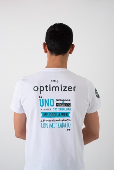 diseño web Vigo sergio con la camiseta de optimizer manager