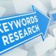 como hacer un keyword research imagen de una flecha azul con la palabra Keyword Research en el medio