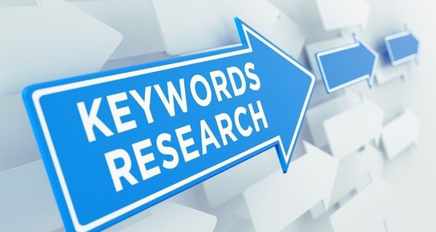 como hacer un keyword research imagen de una flecha azul con la palabra Keyword Research en el medio