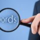 que son las palabras clave muestra una lupa con la palabra Keyword