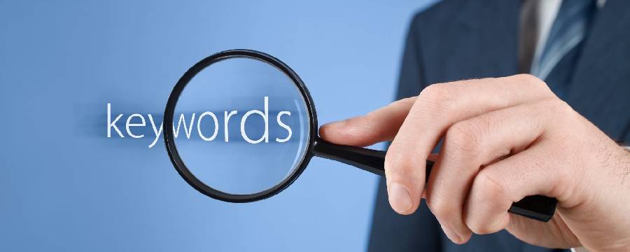 que son las palabras clave muestra una lupa con la palabra Keyword